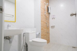 Habitación estándar doble | Baño | Ducha, artículos de higiene personal gratuitos y secador de pelo