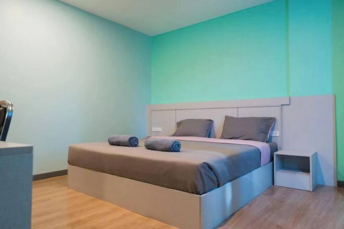 Desk, WiFi (free), bed sheets