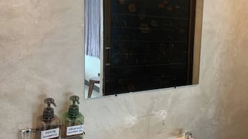 标准双人房 | 浴室 | 淋浴设施、大花洒淋浴喷头、免费洗浴用品、吹风机