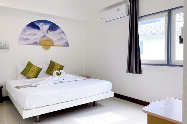 Desk, free WiFi, bed sheets