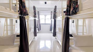 Escritorio, wifi gratis y ropa de cama