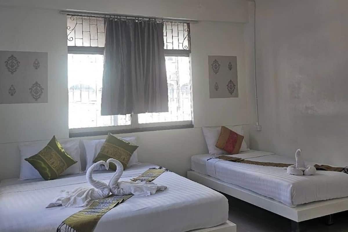 Triple Room | Desk, free WiFi, bed sheets