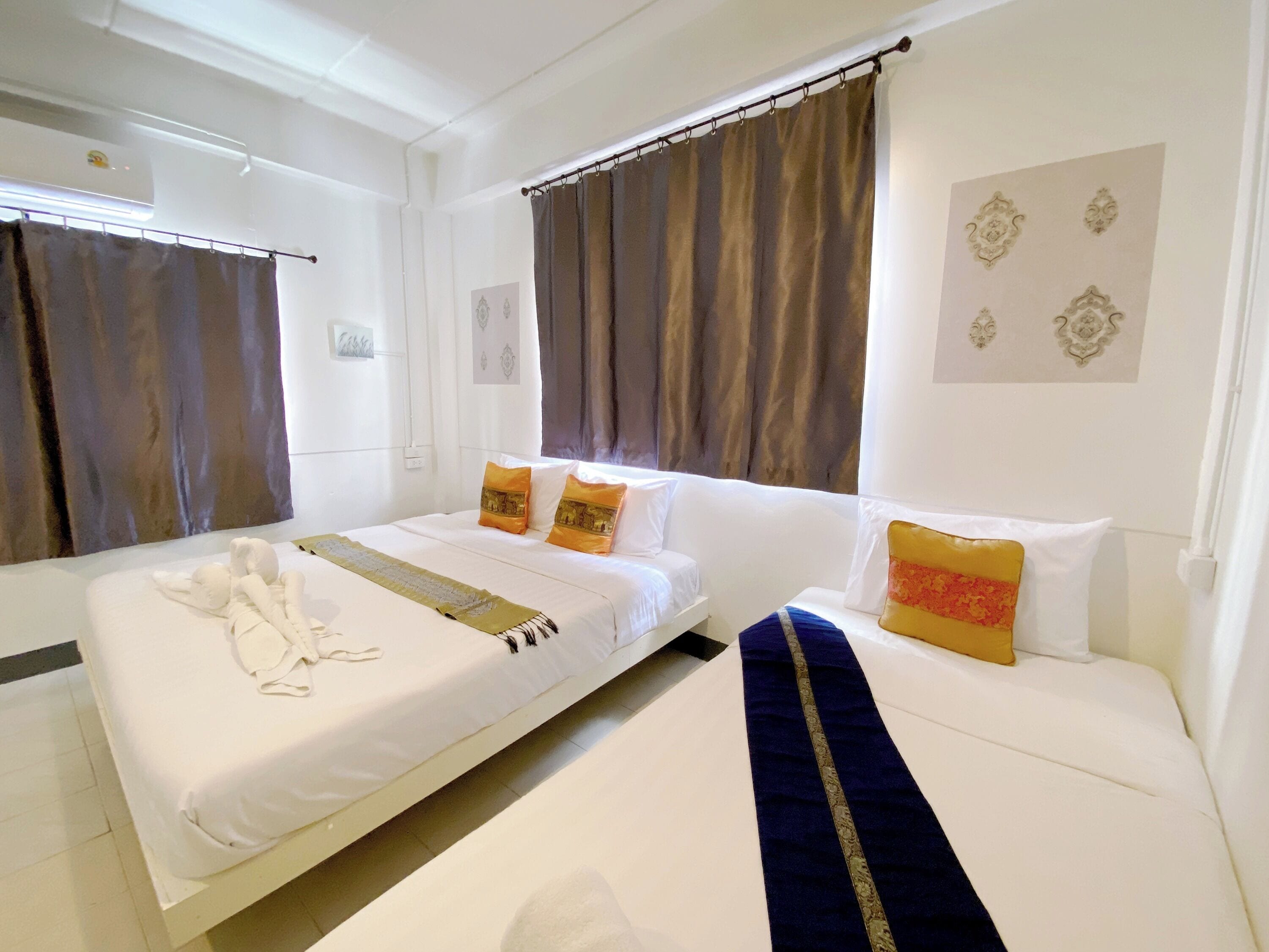 Escritorio, wifi gratis y ropa de cama 