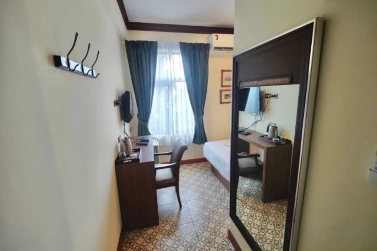 Een bureau, gratis wifi, beddengoed