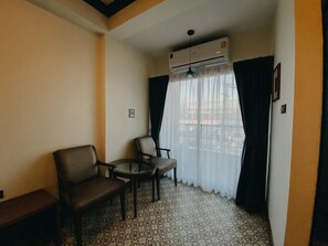 Quarto luxo, vista para a cidade | Escrivaninha, Wi-Fi de cortesia, roupa de cama