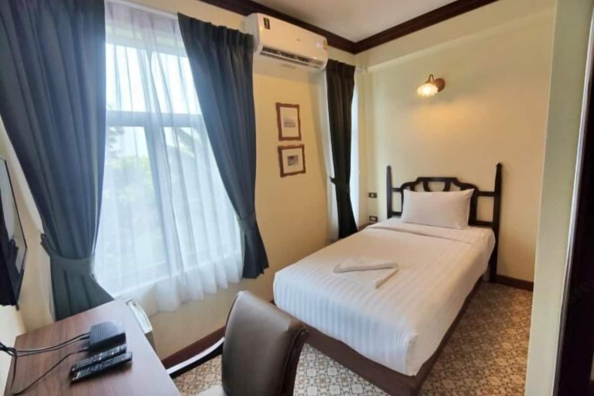 Een bureau, gratis wifi, beddengoed