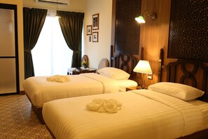 Escritorio, wifi gratis y ropa de cama