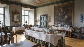 TĂ€gliches inbegriffenes FrĂŒhstĂŒcksbuffet