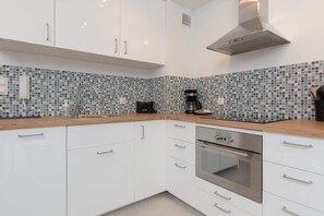 Fridge, microwave, stovetop, dishwasher