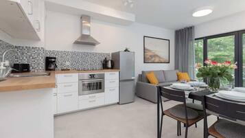 Kühlschrank, Mikrowelle, Herdplatte, Geschirrspüler