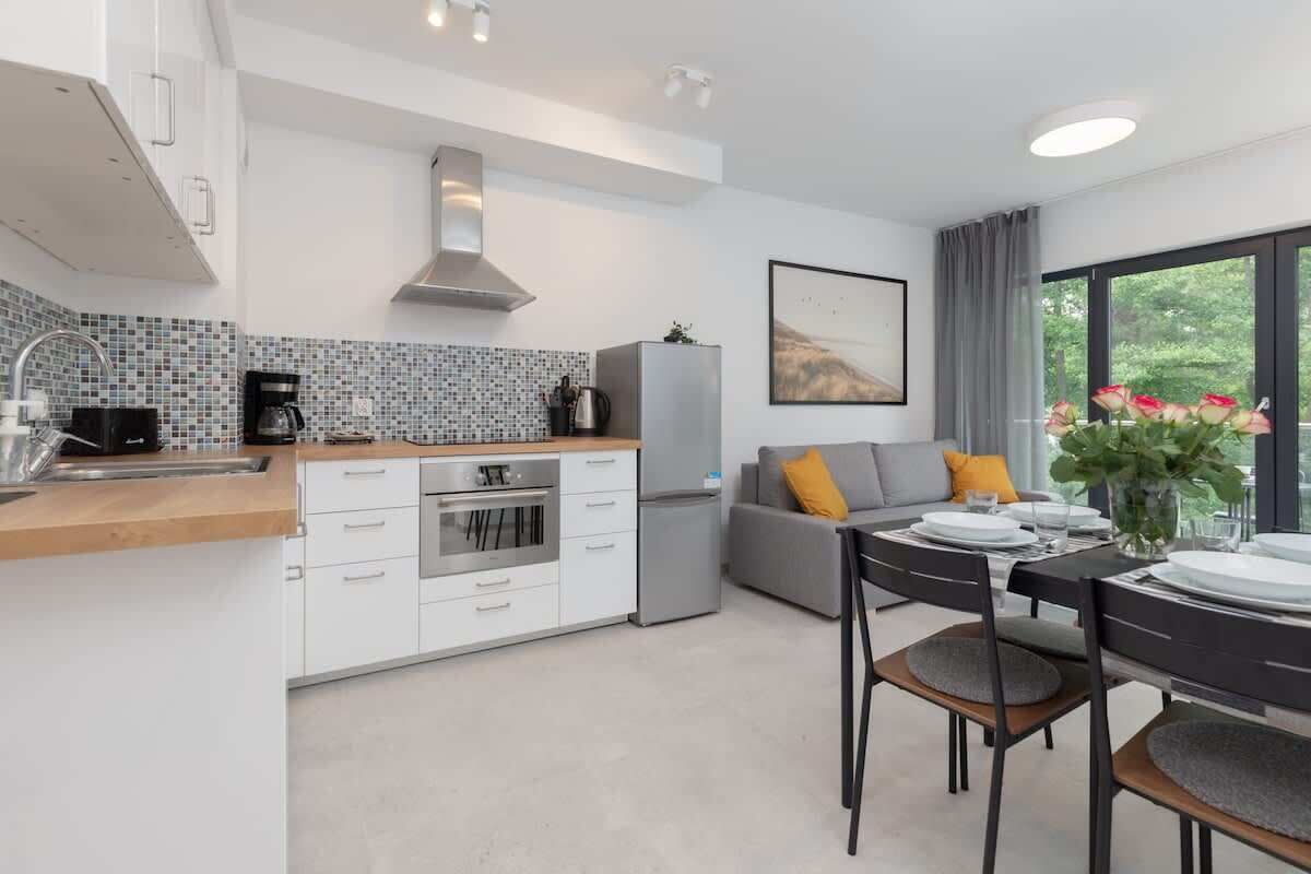 Kjøleskap, mikrobølgeovn, kokeplater og oppvaskmaskin