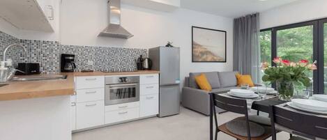 Kjøleskap, mikrobølgeovn, kokeplater og oppvaskmaskin