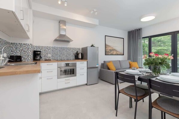 Refrigerador, microondas, parrilla de estufa y lavavajillas 