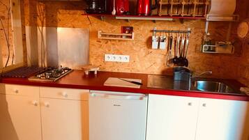 Réfrigérateur, micro-ondes, plaque de cuisson, cafetière/bouilloire