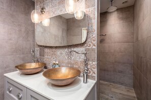Casa superluxo | Banheiro | Banheira e chuveiro separados, produtos de toalete grátis
