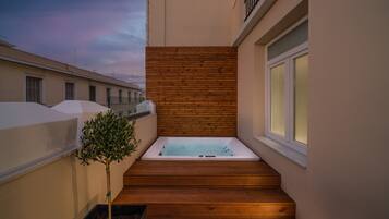 King Suite with Sun deck & Jacuzzi | Private spa tub