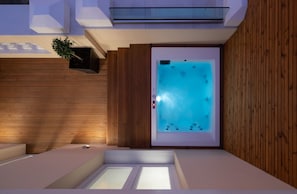 King Suite with Sun deck & Jacuzzi | Private spa tub - Praxitelous Luxury Suites (Athens)