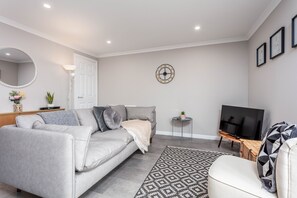 Superior Apartment | Living room | 42-inch Smart TV with satellite channels, TV, Netflix - Marlborough Court - Donnini Apartments (Ayr)