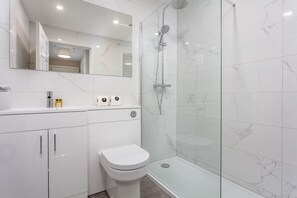 Superior-Apartment | Dusche im Bad