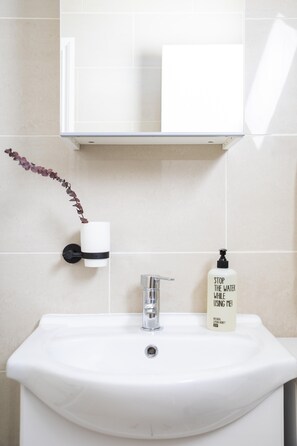 Dutxa, articles de tocador gratuïts i assecador de cabells 