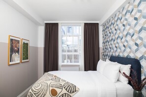 1 dormitori, escriptori i espai de treball apte per a portàtils 