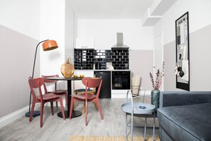 Flatscreentelevisie en een videogameconsole