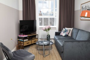 Escritorio, espacio para trabajar con laptop y cortinas blackout 