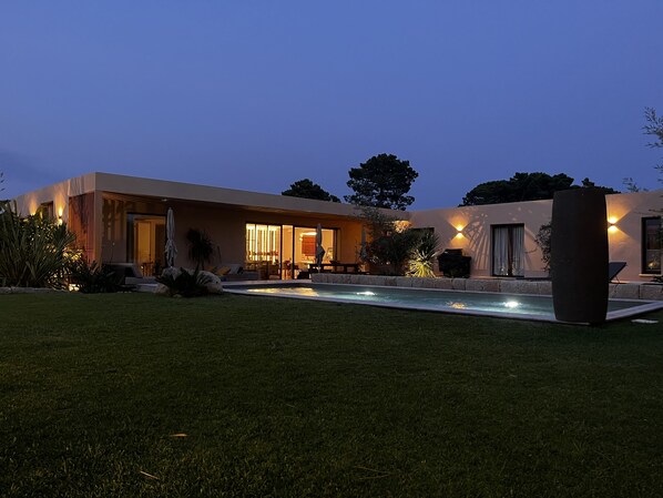 A modern house with a swimming pool, outdoor seating, and a well-maintained lawn. - New villa in St. Cyprien, just a few minutes' walk from the beach (Lecci)
