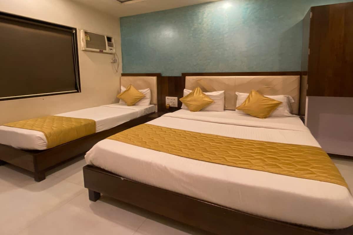 Chambre Triple Deluxe | Ameublement personnalisé, bureau