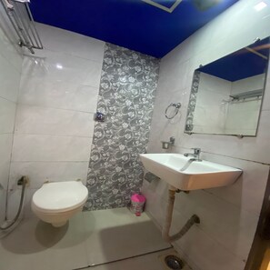 Deluxe-Doppelzimmer | Badezimmer | Dusche, Regendusche, kostenlose Toilettenartikel, Handtücher