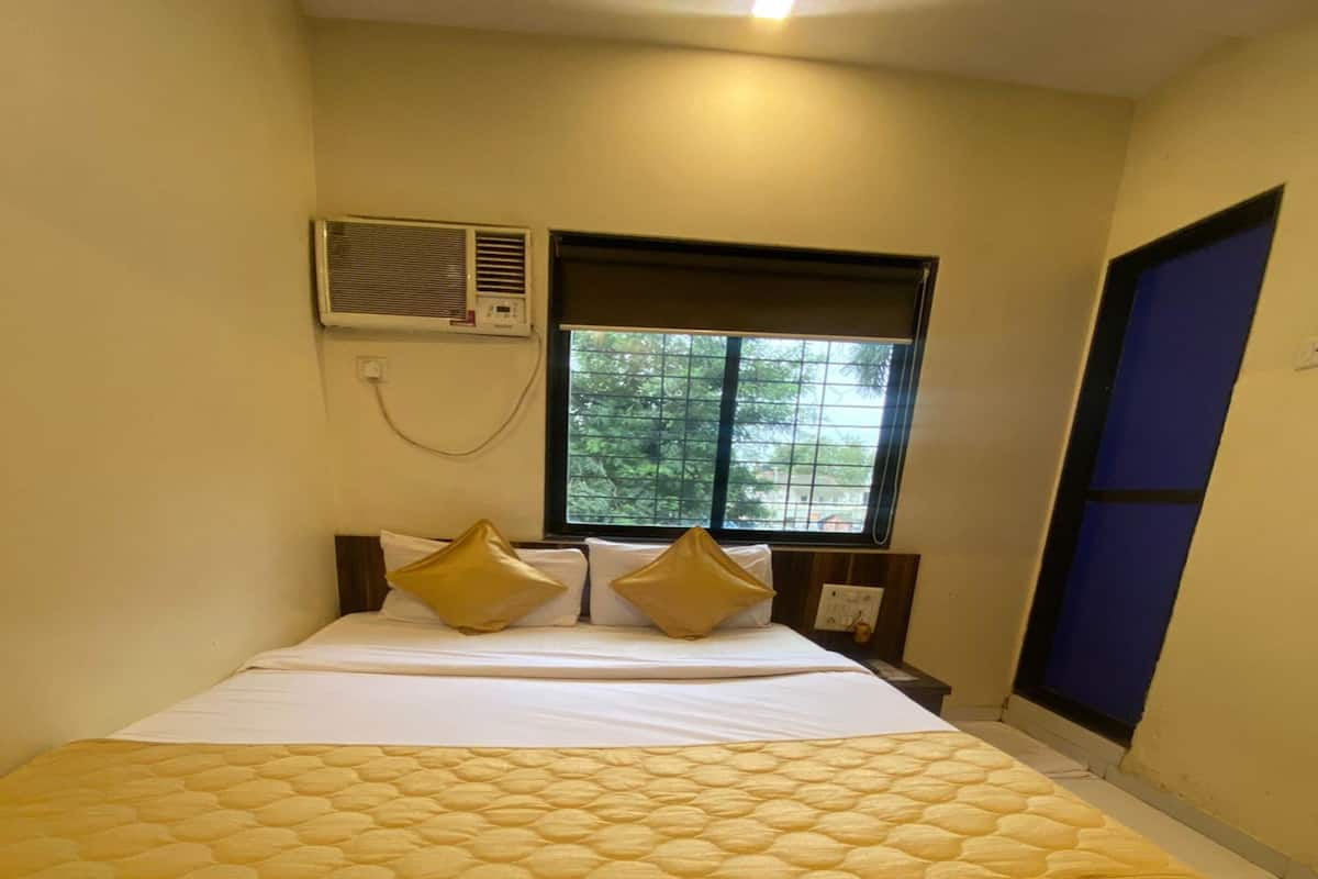 Desk, laptop workspace, rollaway beds, free WiFi
