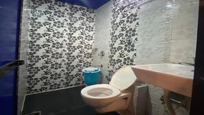 Suihku, sadesuihkupää, ilmaiset hygieniatuotteet, pyyhkeet