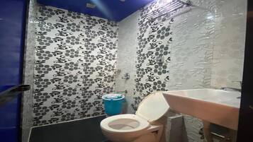 Shower, rainfall showerhead, free toiletries, towels