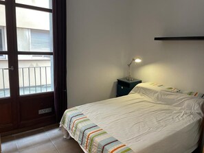 3 dormitorios, caja fuerte, escritorio y tabla de planchar con plancha