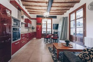 Frigorífico, microondas, horno y placa de cocina