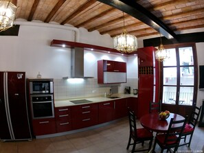 Fridge, microwave, oven, stovetop - Spacious 2 bed apartment in heart of Barcelona (Barcelona)