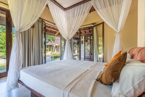In-room safe, desk, laptop workspace, blackout curtains - Tirta Tawar Villa (Ubud)