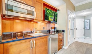 Refrigerador, microondas, placa de cocina, cafetera/tetera