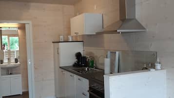 Fridge, oven, stovetop, coffee/tea maker