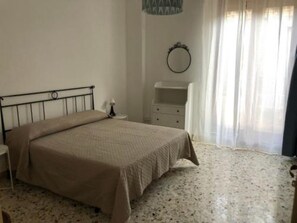 1 quarto, Wi-Fi de cortesia, roupa de cama