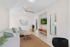 Smart TV, Netflix, streaming services - Makin' Waves l Walk to the beach in 2 mins! Heated pool!  (Mount Coolum)