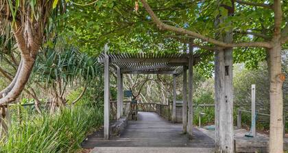 Makin' Waves l Walk to the beach in 2 mins! Heated pool!