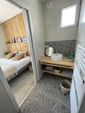 3 habitaciones, escritorio, tabla de planchar con plancha y wifi gratis