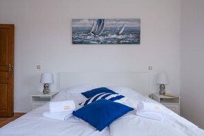 4 chambres, coffres-forts dans les chambres, fer et planche à repasser