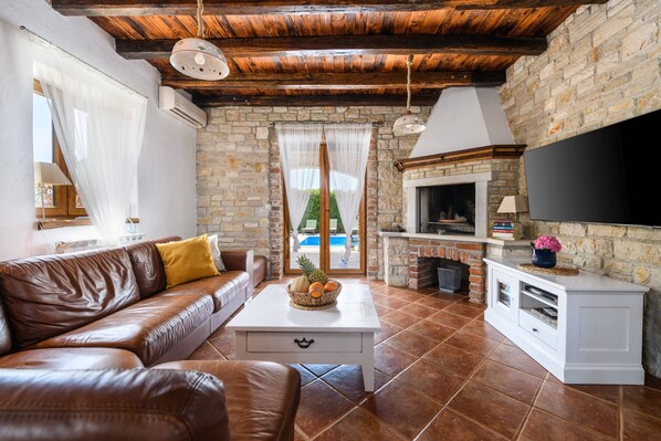 TV, fireplace