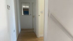 Apartment, 2 Queen Beds - Immaculate 2-bed Coach House (Swindon)