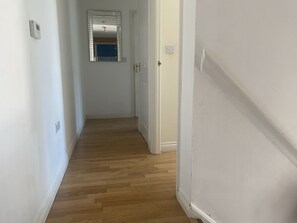 2 عدّة غرف نوم ومكواة/لوح كي وواي فاي مجانًا وملاءات أسرّة