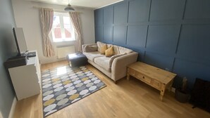 Apartment, 2 Queen Beds | Living room - Immaculate 2-bed Coach House (Swindon)