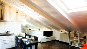 Ein modernes Loft mit Essbereich, Küche und Wohnraum.