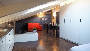 Eine moderne Wohnung mit Essbereich, Küche und Wohnraum.